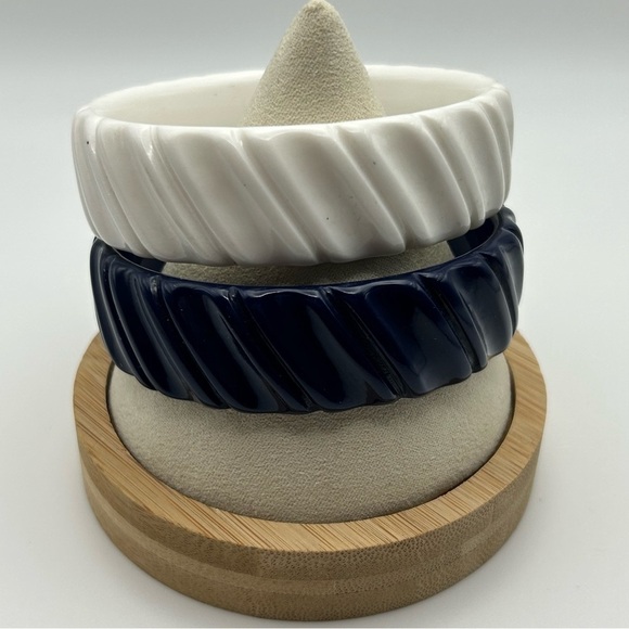 Set of 2 Vintage Genuine Lucite Wide Wavy Textured White and Navy Blue Bangles - Picture 2 of 7